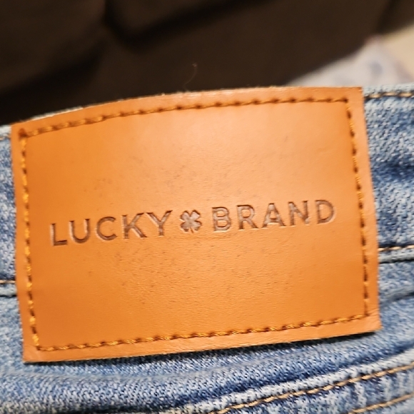 Lucky Brand Cropped Rolled-Cuff Jeans in Faded Blue - Picture 7 of 10